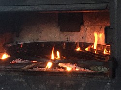 Grille sur braise de frêne